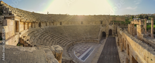Schilderij op canvas Northern Theatre in Jerash, Jordan during sunset