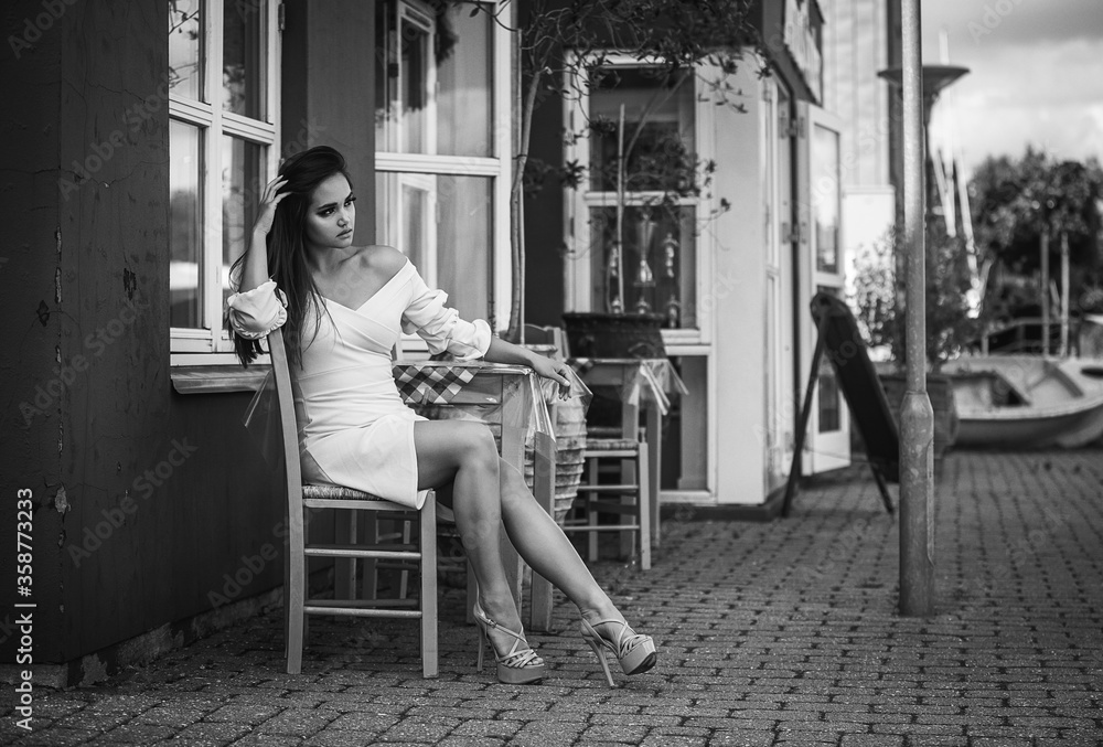 Obraz premium Beautiful girl wearing dress near the sea
