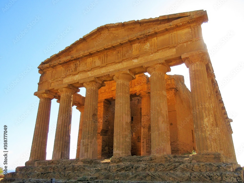 Fototapeta premium Italy, Sicily, Agrigento / 2018 August 16th / Concordia Temple in Valle dei Templi