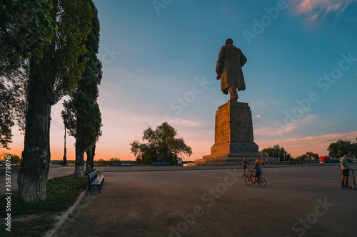 Canvas Print The world's largest monument to Lenin in Volgograd at sunset