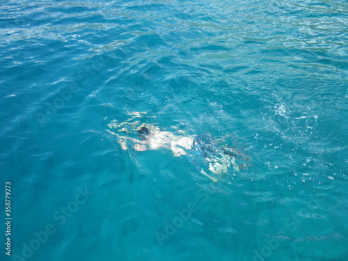 nurkujący człowiek w turkusowej wodzie