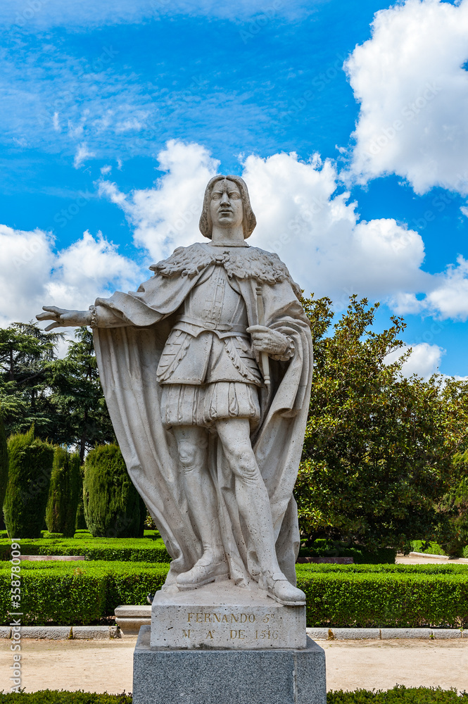 Fototapeta premium It's Sculpture on the pool in the middle of the Sabatini Garden, Madrid, Spain