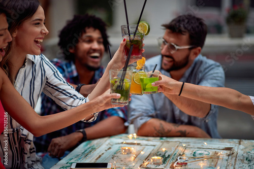 Photography Cheerful friends making a toast at night party