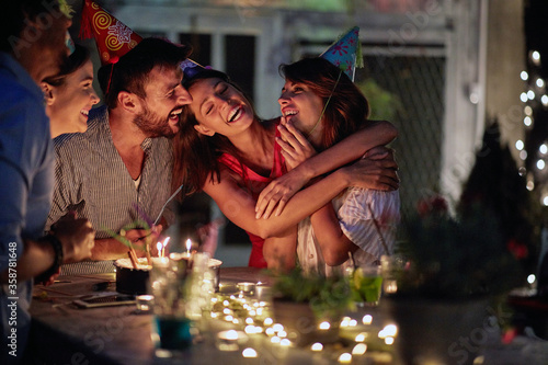 Canvas Print Group of friends enjoy birthday party