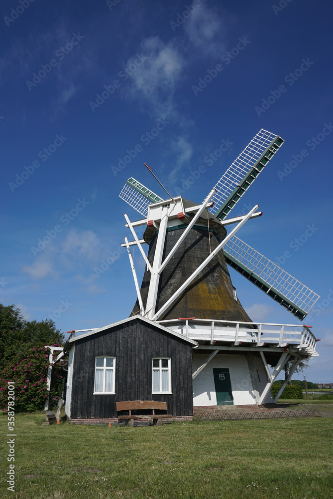 Alte Holländische Mühle bei Neuharlingersiel, North Deutschland