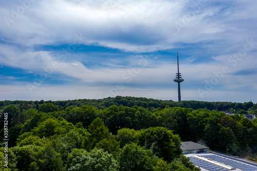Fernsehturm in Kiel vor blauem Himmel in den bäumen