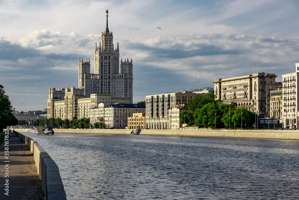 Φωτογραφία Stalin's skyscraper on Kotelnicheskaya embankment, and in front of it a Moscow-river