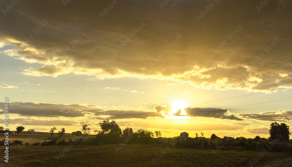 Obraz premium Dusk in southern Latin America with cumulunimbus clouds on the horizon