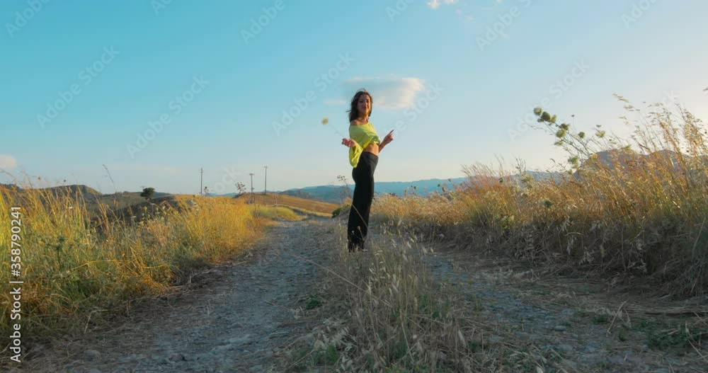 Ragazza si diverte in una strada di campagna, maglia giallo e pantaloni nero. Ragazza si diverte in una strada di campagna, maglia giallo e pantaloni nero.