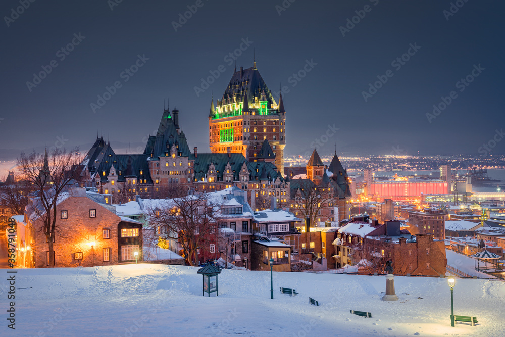 Naklejka premium Overlook of Quebec city in the winter