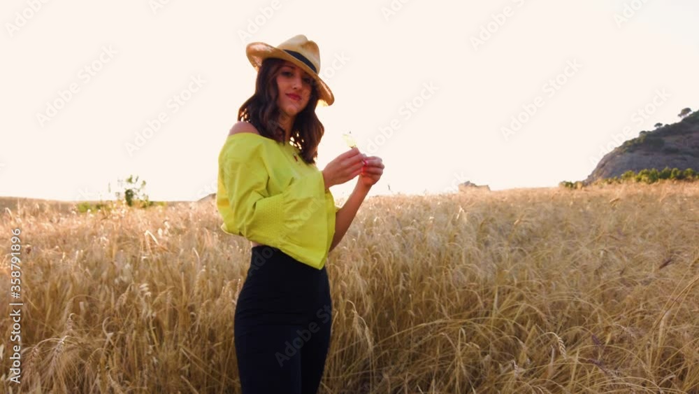 Ragazza in un campo di grano felice Ragazza in un campo di grano felice