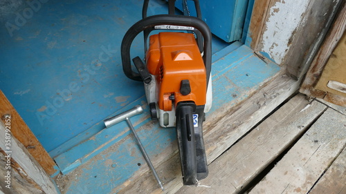 Wallpaper Mural the gasoline saw is on the porch Torontodigital.ca