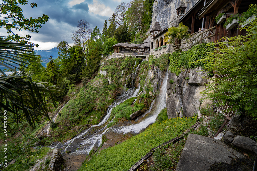 Beatus Höhle Berner Oberland Schweiz Interlaken. Wasserfall vor Höhle 