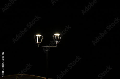 latarnia uliczna na czarnym nocnym tle