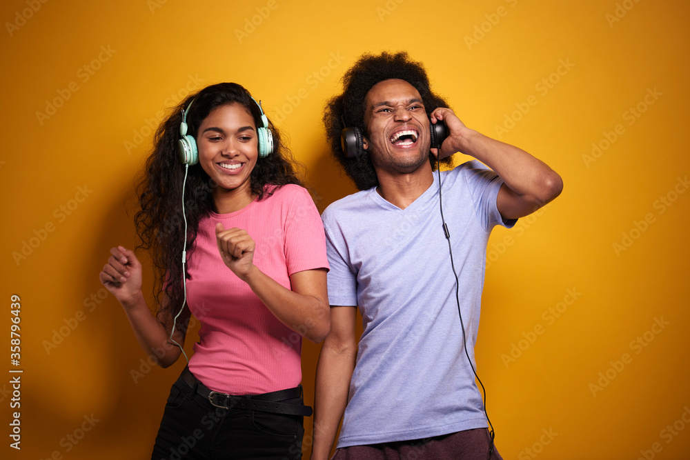 Naklejka premium Couple having fun while listening to music