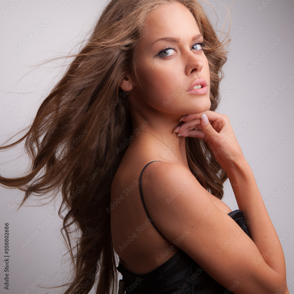 Naklejka premium Young beautiful stylish girl posing in studio.