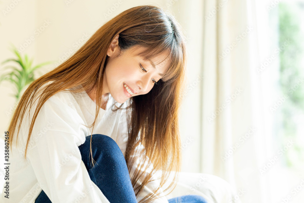 家でくつろぐ女性 家でくつろぐ女性
