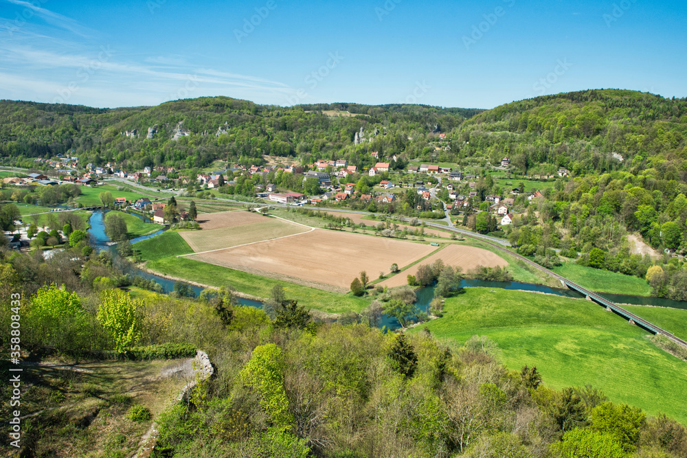 Blick aufs Wiesenttal und Streitberg in Oberfranken Deutschland