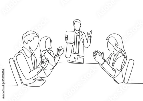 One single line drawing of young happy manager giving interpersonal skill lesson at team meeting in the office. Business presentation concept continuous line draw design vector illustration