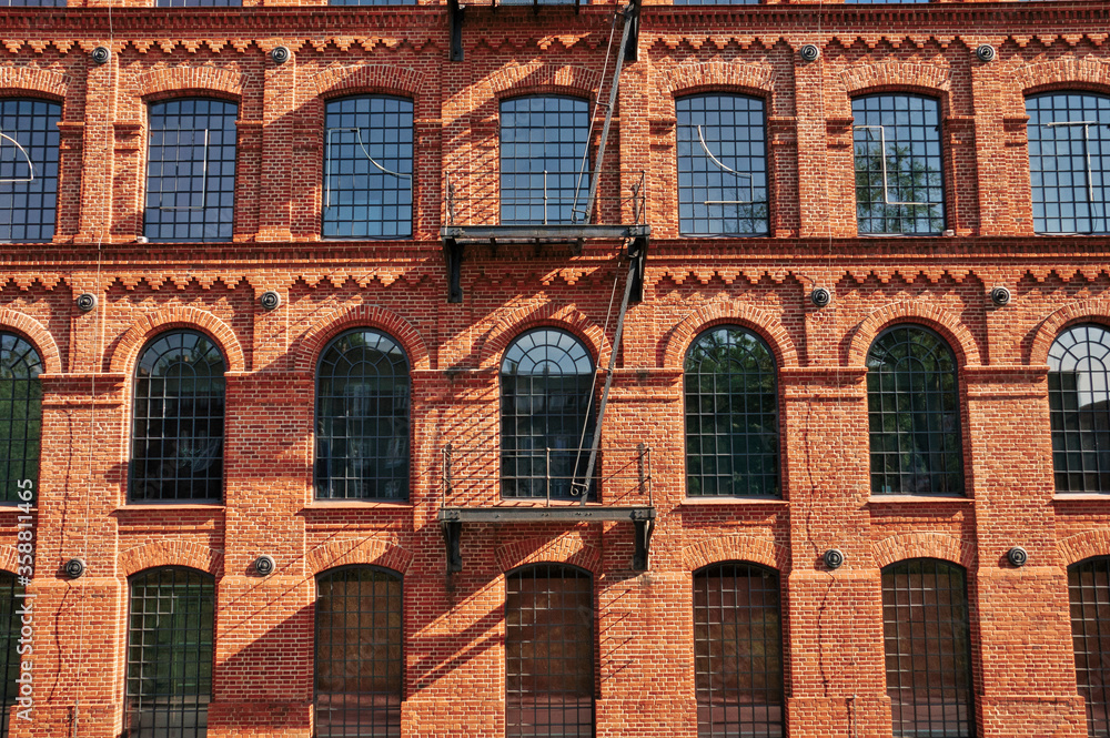 Fototapeta premium Okna w murze z cegły w starym budynku