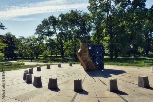 Zegar słoneczny w parku miejskim. Park Staromiejski, Łódź, Polska, Europa. 