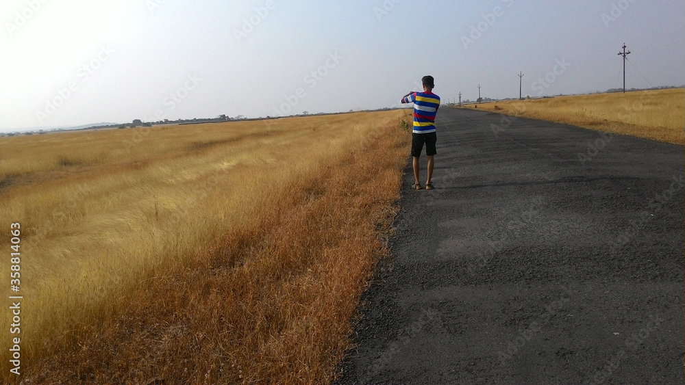 Obraz premium Indian Boy on Road