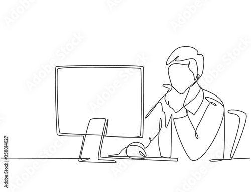 One single line drawing of young startup CEO sitting in front of computer and thinking seriously at the office. Business thinking concept continuous line draw design vector graphic illustration