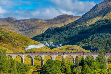 Keuken achterwand Glenfinnanviaduct Uitzicht over Glenfinnan vanaf bergpad  © aey_aeypix