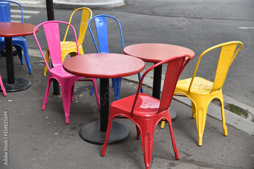 Tables et chaises multicolores