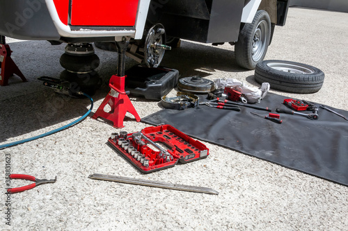 Remplacement de frein à tambour en extérieur sur voiturette grace à un cric pneumatique