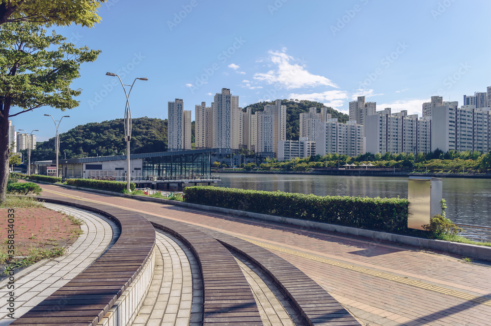 Obraz premium cityscape view from APEC Naru park with canal