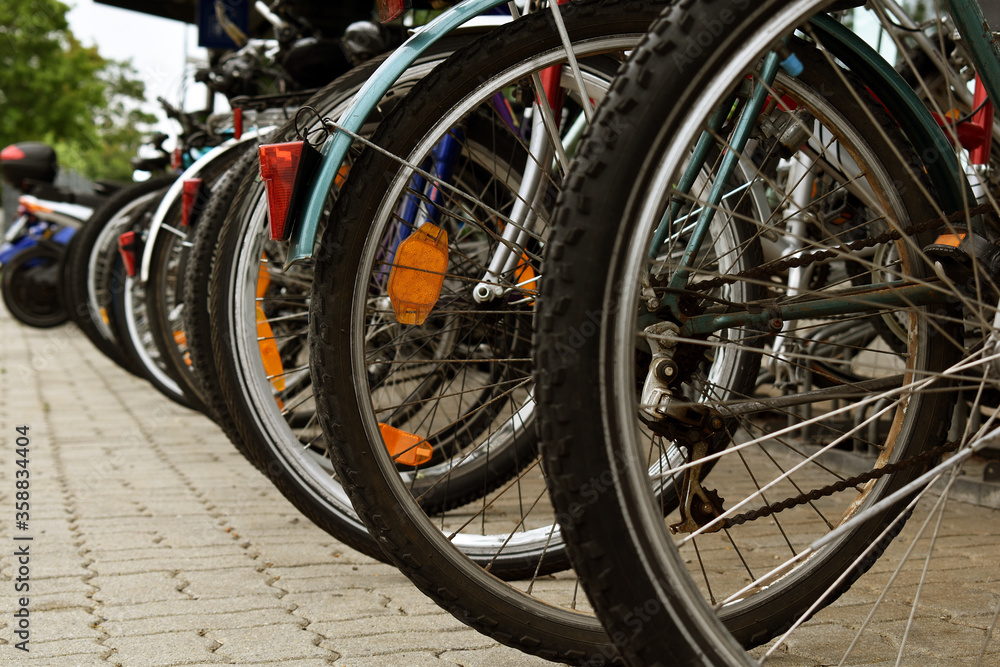 Fahrräder am Fahrradständer, Fahrradfahren als Alternative zum Autoverkehr, nachhaltiges radfahren ressourcenschonend