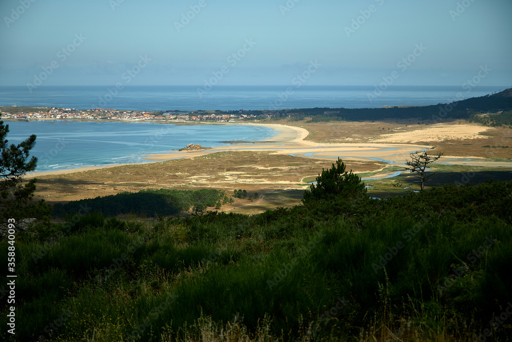 Playa con grandes dunas en un área ambiental protegida