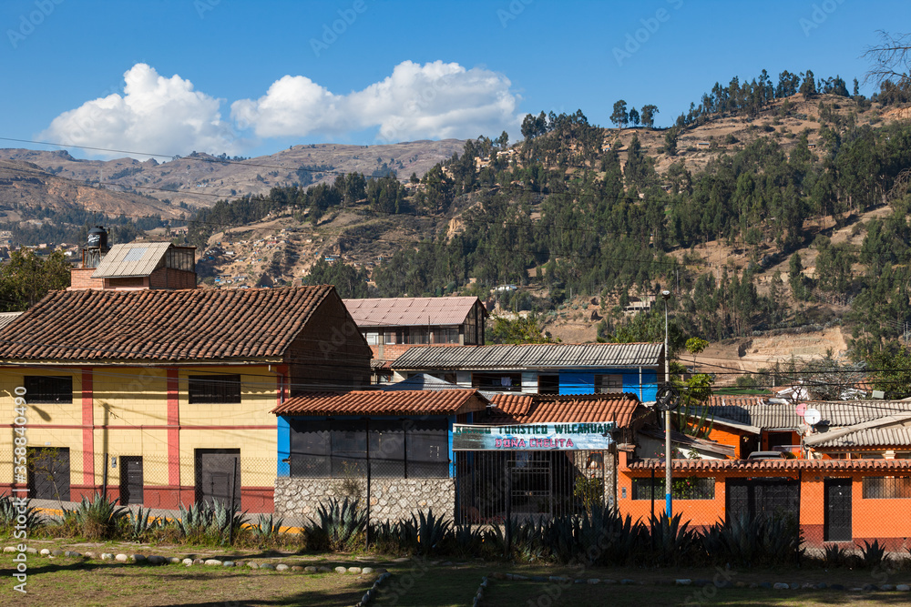 Naklejka premium HUARAZ, PERU - NOVEMBER 29, 2014: View of houses in the city of Huaraz in summer.