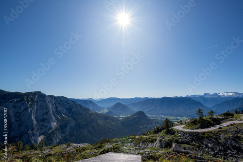 Ausblick von der Drachenfliegerstartrampe auf dem Loser, Ausseerland, Steiermark, Österreich, mit Blick auf den Dachstein Gletscher