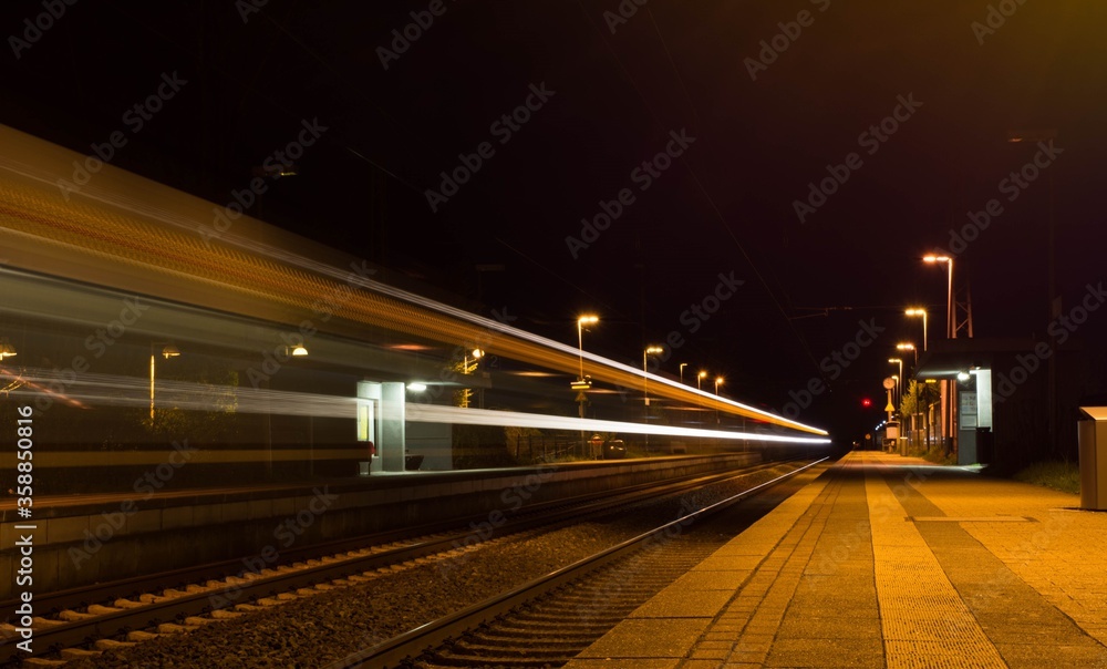 Zug  bei Nacht