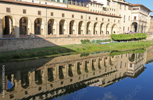 Arno River and Vasari corridor is a building that connects the U