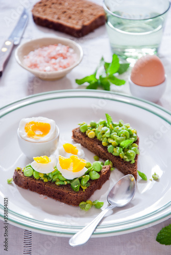 Bruschetta with green peas, mint and egg