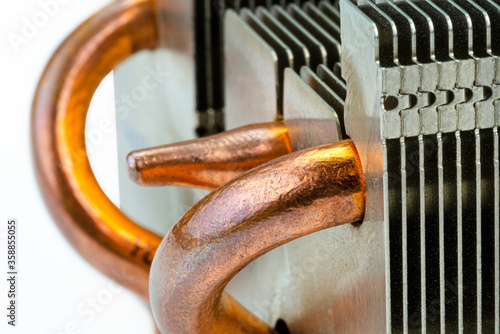 Fotografia Macro photo of an aluminum heat sink from a pc with visible copper heat dissipation tubes