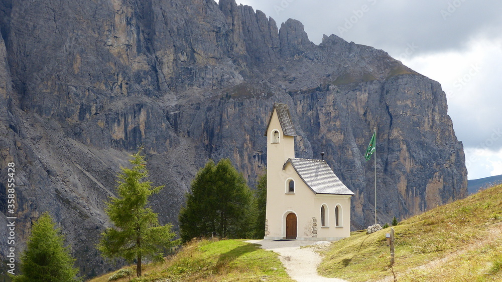 Kirche bzw Kapelle San Maurizio am Grödner Joch in den Dolomiten, Italien