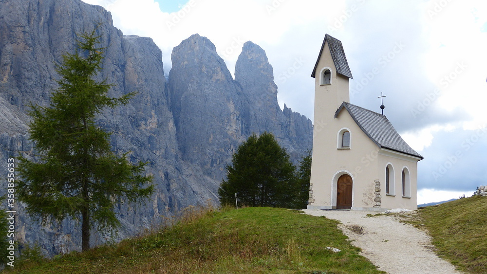 Kirche bzw Kapelle San Maurizio am Grödner Joch in den Dolomiten, Italien