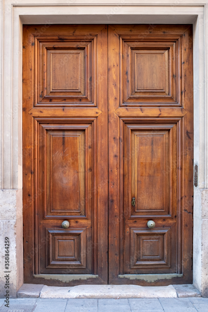 Portón de madera antiguo. Valencia, España.