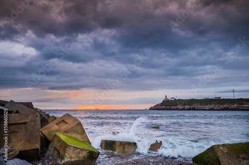 Tableau sur toile Avilés, Principado de Asturias, España-19/06/2020 Atardece en la bocana de la ría de Avilés entre nubarrones