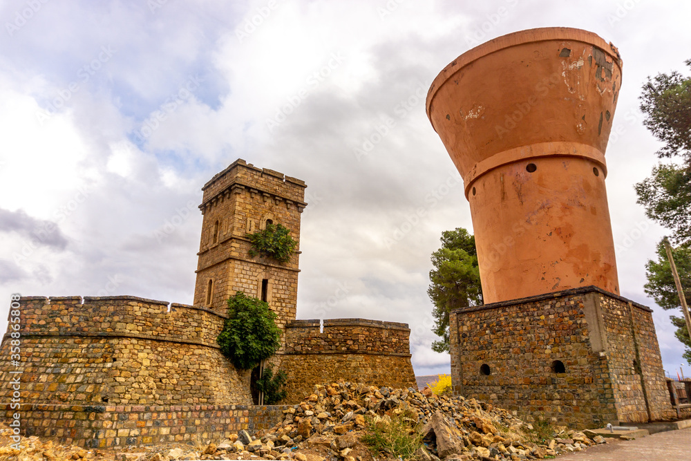 Φωτογραφία Abandoned castle ruins and towers in Tanant, Morocco on the way to Tichka high mountainous pass