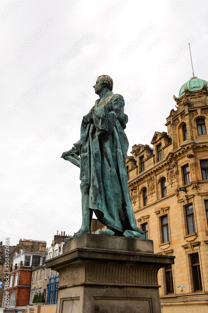 Obraz premium Pitt statue of Edinburgh, Scotland. Old Town and New Town are a UNESCO World Heritage Site