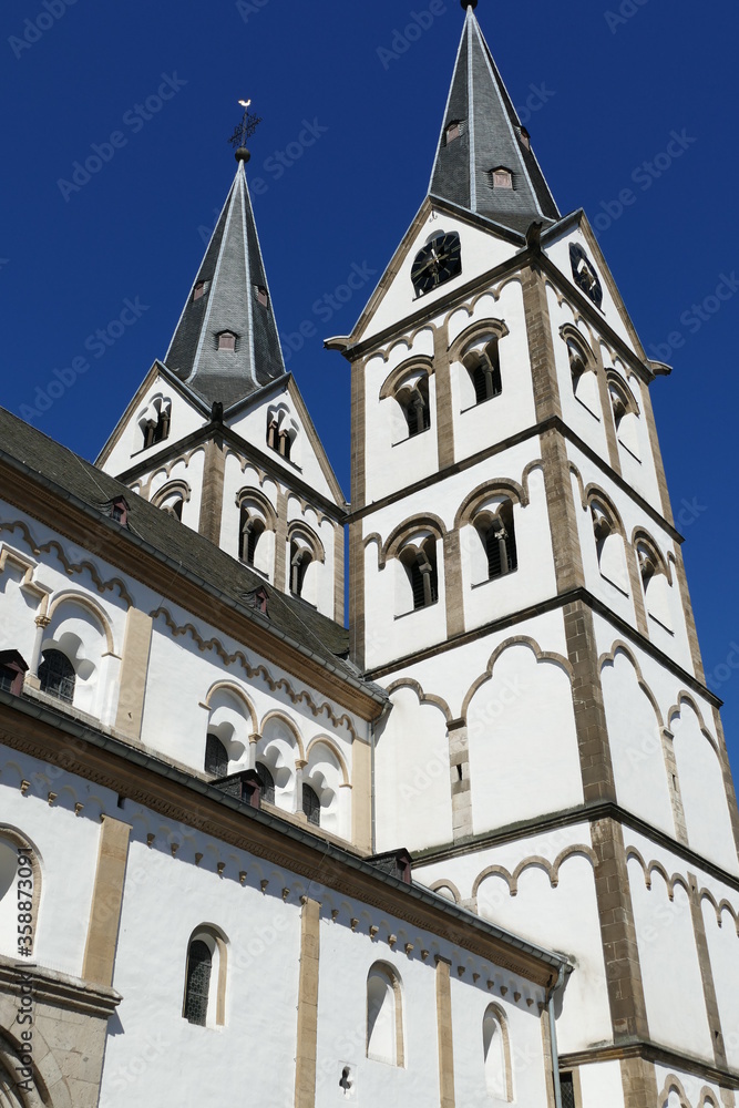 Türme der St.-Serverus-Basilika - Hochformat in Bopppard am Rhein