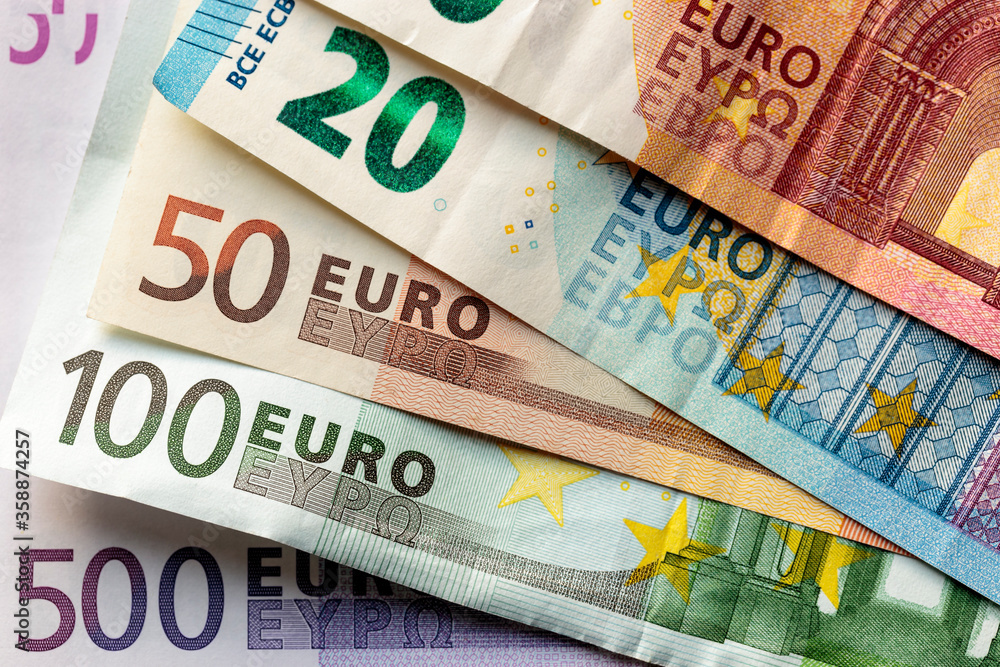 Obraz premium Obverse side of overlapped Euro Zone banknotes of 5, 10, 20, 50, 100, and 500 Euro denominations. Horizontal macro close-up view.