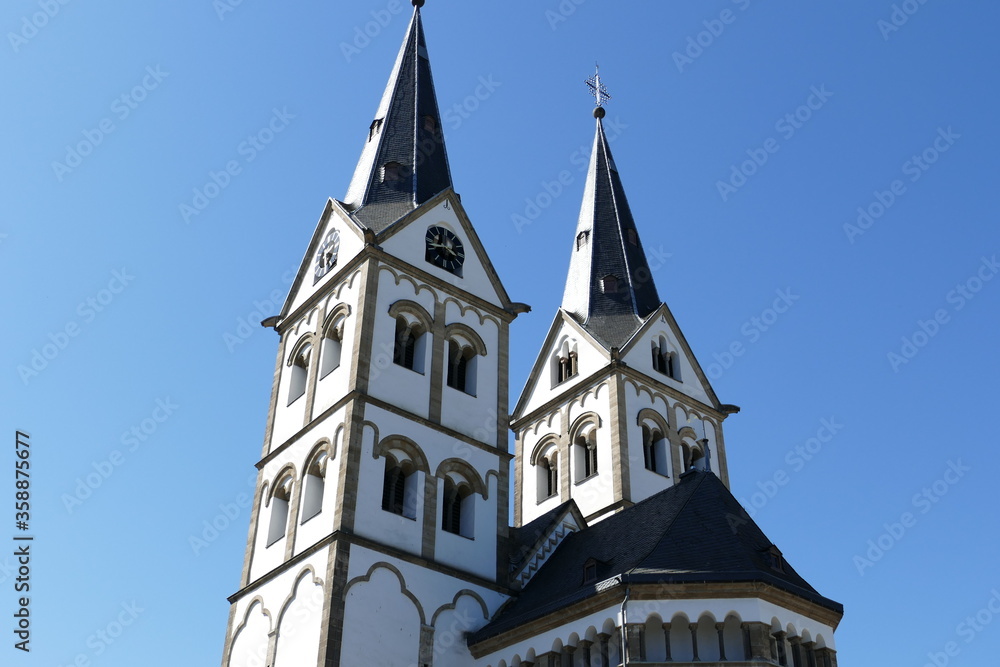 Kirchtürme mit Teil der Apsis im Gegenlicht der St.-Severus-Basilika in Boppard am Rhein