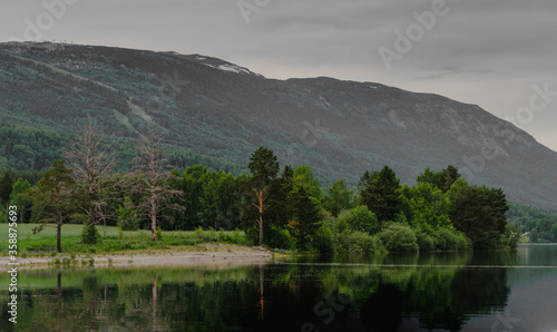 Widok na szczyty górskie w Norfjell znad jeziora Kroderen photo