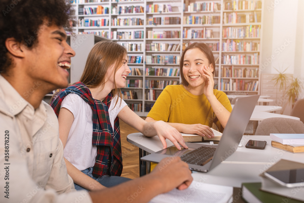 Obraz premium University students are studying in a library together. Concept of teamwork and preparation